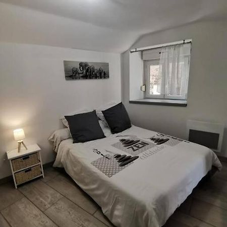 Charmant Appartement Au Calme Saint-Georges-de-Luzençon Extérieur photo