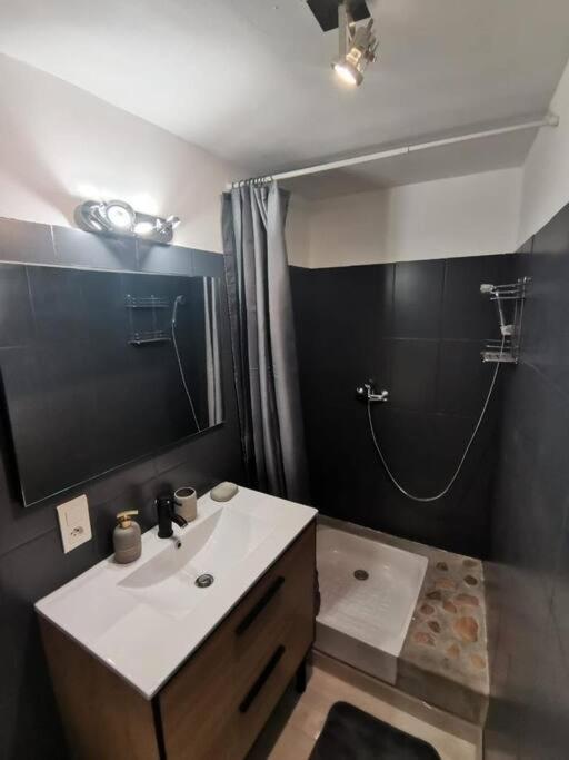Charmant Appartement Au Calme Saint-Georges-de-Luzençon Extérieur photo