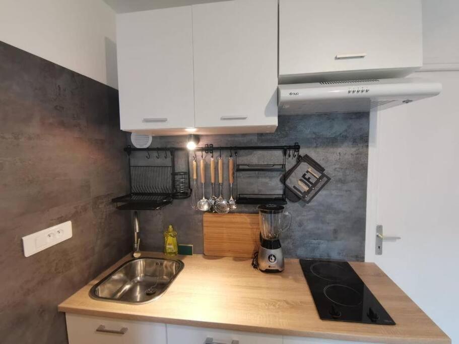 Charmant Appartement Au Calme Saint-Georges-de-Luzençon Extérieur photo